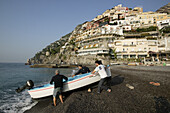 Fischerboot am Strand von Positano, Amalfi Küste, Italien