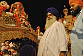 Goldener Tempel, Männer mit Turban vor der Sänfte für das heilige Buch, Heiligtum der Sikhs, Amritsar, Punjab, Indien, Asien