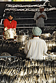 Goldener Tempel, freiwillige Helfer spülen Teller im Heiligtum der Sikhs, Amritsar, Punjab, Indien, Asien