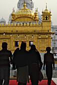 Golden Temple, pilgrims in the entrance, Sikh holy place, Amritsar, Punjab, India, Asia