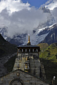 Heiliger Hindutempel in Kedernath mit Kedernath Bergen, Shiva Heiligtum, Uttarakhand, Indien, Asien