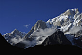 Kedernath Berge unter blauem Himmel, Uttarakhand, Indien, Asien