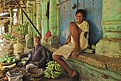 Junge und älterer Mann verkaufen Obst und Gemüse, Händler am Jagannatha Tempel, Puri, Orissa, Indien, Asien