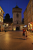 Touristen fotografieren das Stadttor am Abend, Befestigungsanlagen, Barbakan, Krakau, Polen, Europa