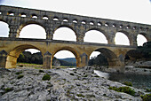 Blick auf römisches Aquäduct, mehrstöckige historische Brücke, Pont du Gard, Departement Gard, Süd Frankreich, Europa