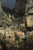 Häuser in Felswand gebaut, Moustiers bei der Verdon Schlucht, Haute Provence, Frankreich, Europa