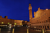 Der beleuchtete Palazzo Pubblico an der Piazza del Campo am Abend, Siena, Toskana, Italien, Europa