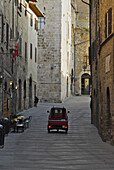 Gasse in der Altstadt mit Vespa Transporter, San Gimignano, Toskana, Italien, Europa