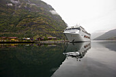 Kreuzfahrtschiff in Flam, Aurlandsfjord, Sogn og Fjordane, Südnorwegen, Norwegen, Skandinavien, Europa
