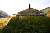 Schutzhütte im Storengdalen im Sonnenlicht, Sjurfjellet Saltar, Norwegen, Skandinavien, Europa