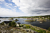 Schärenküste am Skagerrak unter Wolkenhimmel, Sorland, Südnorwegen, Norwegen, Skandinavien, Europa