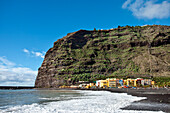 Blick auf Felsküste und die Häuser von Puerto Tazacorte, La Palma, Kanarische Inseln, Spanien, Europa