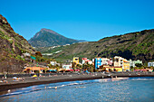 Der Küstenort Puerto Tazacorte unter blauem Himmel, Caldera de Taburiente, La Palma, Kanarische Inseln, Spanien, Europa
