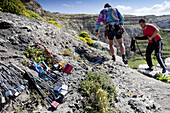 Zwei Männer bereiten sich zum Klettern vor, im Vordergrund liegt Kletterausrüstung, Inland Sea, Dwerja Bay, Gozo, Malta, Europa