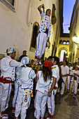 Menschen in Kostümen in einer Gasse am Abend, Festival der heiligen Thekla, Sitges, Katalonien, Spanien, Europa