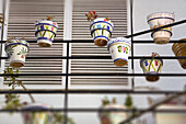 Traditionelle Keramikblumentöpfe auf einem Balkon, Sitges, Katalonien, Spanien, Europa
