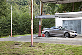 Cabrio an einer stillgelegten Tankstelle, Gernsbach, Schwarzwald, Baden-Württemberg, Deutschland