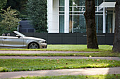 Cabrio parkt bei Museum Frieder Burda, Baden-Baden, Baden-Württemberg, Deutschland