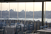 Blick auf den Meerarm Halic und die historische Halbinsel mit der Hagia Sofia aus dem Restaurant Doga Balik, Istanbul, Türkei