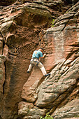 Mann klettert an Sandsteinfelsen, Bärenbrunnerhof, Pfälzerwald, Rheinland-Pfalz, Deutschland