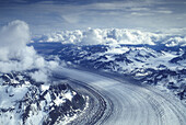 Luftaufnahme des Tokositna Gletschers unter Wolkenhimmel, Alaska Range, Alaska, USA, Vereinigte Staaten von Amerika