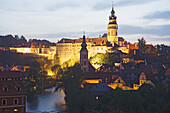 Altstadtansicht mit Moldau, Schloss und St. Jobst-Kirche, Cesky Krumlov, Krummau an der Moldau, Südböhmen, Tschechien