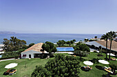 Blick über eine Hotelanlage aufs Mittelmeer, Nerja, Andalusien, Spanien