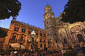 Café im Plaza del Obispo, Kathedrale im Hintergrund, Malaga, Andalusien, Spanien