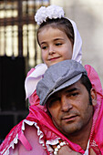 Mann trägt Tochter in traditioneller Verkleidung auf den Schultern, Plaza Real, Fiestas de San Isidro Labrador, Madrid, Spanien