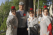Leute in traditioneller Verkleidung, Fiestas de San Isidro Labrador, Madrid, Spanien