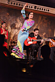 Frau tanzt Flamenco im Restaurant Corral de la Maoreira, Madrid, Spanien