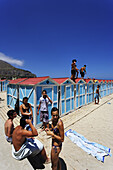 Junge Leute am Strand von Mondello, Palermo, Sizilien, Italien