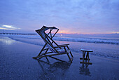 Liegestuhl am Strand im Sonnenaufgang, Lido di Venezia, Venedig, Venetien, Italien