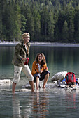 Zwei junge Frauen rasten am Eibsee, Garmisch-Partenkirchen, Bayern, Deutschland