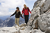 Zwei Frauen bergwandern am Jubiläumsgrat, Zugspitze, Bayern, Deutschland