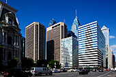 John F Kennedy Boulevard, links eine Ecke der City Hall und Bürogebäude, Downtown Philadelphia, Pennsylvania, USA