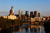 Blick über den Schuylkill River auf die Downtown, Philadelphia, Pennsylvania, USA