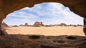 Höhle mit Mulden zum Getreidemahlen, Tadrart Tal, Akakus Gebirge, Libyen, Sahara, Afrika