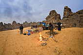 Essplatz in der Steinwüste, Tassili Maridet, Libyen, Afrika