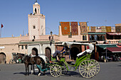 Kutsche auf dem Djemaa el Fna Platz, Platz der Gaukler, Marrakesch, Marokko