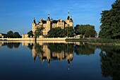 D-Schwerin, Mecklenburg-Vorpommern, Schweriner Schloss, Schlossinsel, Landtag von Mecklenburg-Vorpommern, Historismus, Baumeister Georg Adolf Demmler, Gottfried Semper, Friedrich August Stueler und Ernst Friedrich Zwirner, Burgsee, Schweriner See, Abendst