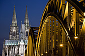 Germany, Nordrhein-Westfalen, Cologne, Cologne Cathedral and Hohenzollern Bridge, evening