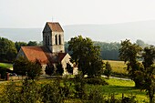 France, Champagne, Champagne bio, vendanges, petite église dans l´Aube, le long de la Marne  // France, Champain, charch in Aube country, along Marne River