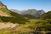 France, Montagnes des Pyrénées, Dep des Pyrénées-Atlantique, Vallée d´Ossau, estive de la bergère Monique Lahitette, et de sa soeur Brigitte Touyet, productrice de tome des pyrénées, de chèvre et brebis//France, Pyrenees mounts, Pyrenees-Atlantic departme