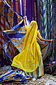Inde, Rajasthan, Usine de Sari, Les tissus sechent en plein air  Ramassage des tissus secs par des femmes et des enfants avant le repassage  Les tissus pendent sur des barres de bambou  Les rouleaux de tissus mesurent environ 800 m de long   // India, Ra
