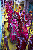 Inde, Uttar Pradesh, fete de Holi, Fete de la couleur et du printemps qui celebre les amours de Krishna et Radha  Les femmes des villages armées d´un long baton de bambou ont le jour de Holi le droit de frapper les hommes qui ont juste le droit de se prot