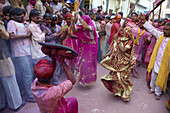 Inde, Uttar Pradesh, fete de Holi, Fete de la couleur et du printemps qui celebre les amours de Krishna et Radha  Les femmes des villages armées d´un long baton de bambou ont le jour de Holi le droit de frapper les hommes qui ont juste le droit de se prot