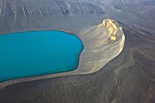 Vista aérea de Lago y paisaje volcánico  Sur de Islandia