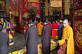 Mönche und Laien im Tempel bei buddhistischer Zeremonie, Haupthalle des Taihua Tempels, Hügel des Schlafenden Buddhas, Kunming, Yunnan, Volksrepublik China, Asien
