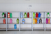 Regal mit Thermosflaschen zum warmhalten von Waschwasser auf dem Campus der Yunnan Minzu Daxue Universität, Kunming, Yunnan, Volksrepublik China, Asien